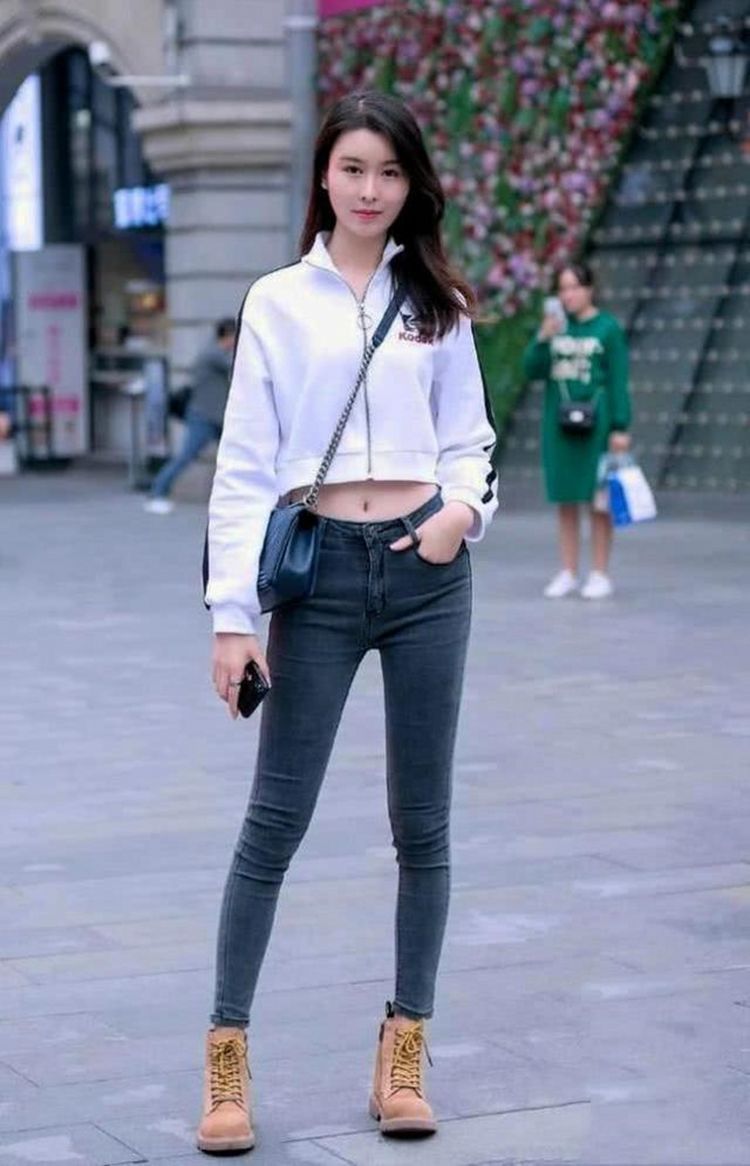 身姿|街拍美女：穿黑色连衣裙搭配黑色高跟凉鞋，展现曼妙身姿