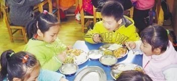 莉莉|女儿总夸幼儿园饭菜香,每顿吃俩大碗,看到午餐照后妈妈备受打击