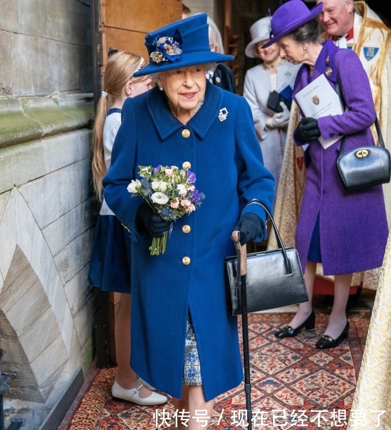 拐杖 英女王真的老了!走路要用拐杖,上次用拐杖还是在膝盖手术后