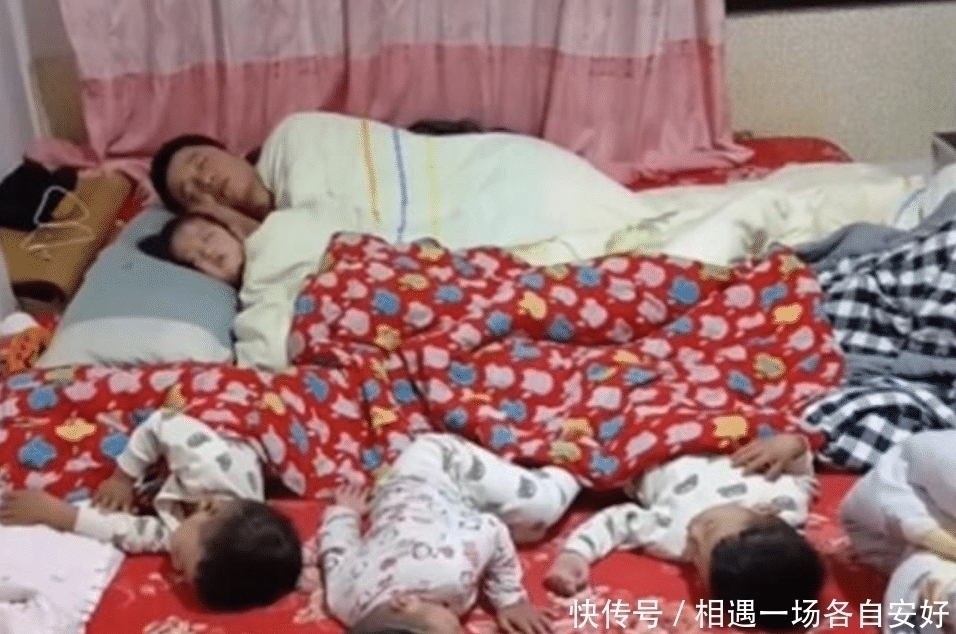 小棉袄|宝爸带孩子们睡觉,妈妈随手拍下照片走红,网友:小情人才是真爱