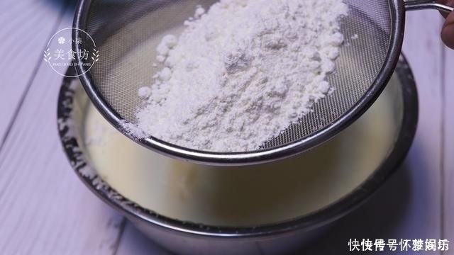 面粉里加4个鸡蛋，不发面，手不粘面，不放一滴水，孩子抢着吃