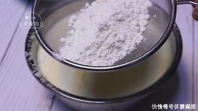 面粉里加4个鸡蛋,不发面,手不粘面,不放一滴水,孩子抢着吃