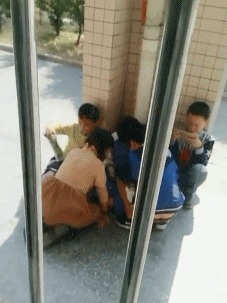 |搞笑GIF段子:传统手艺,知道这是啥的应该都是80后吧