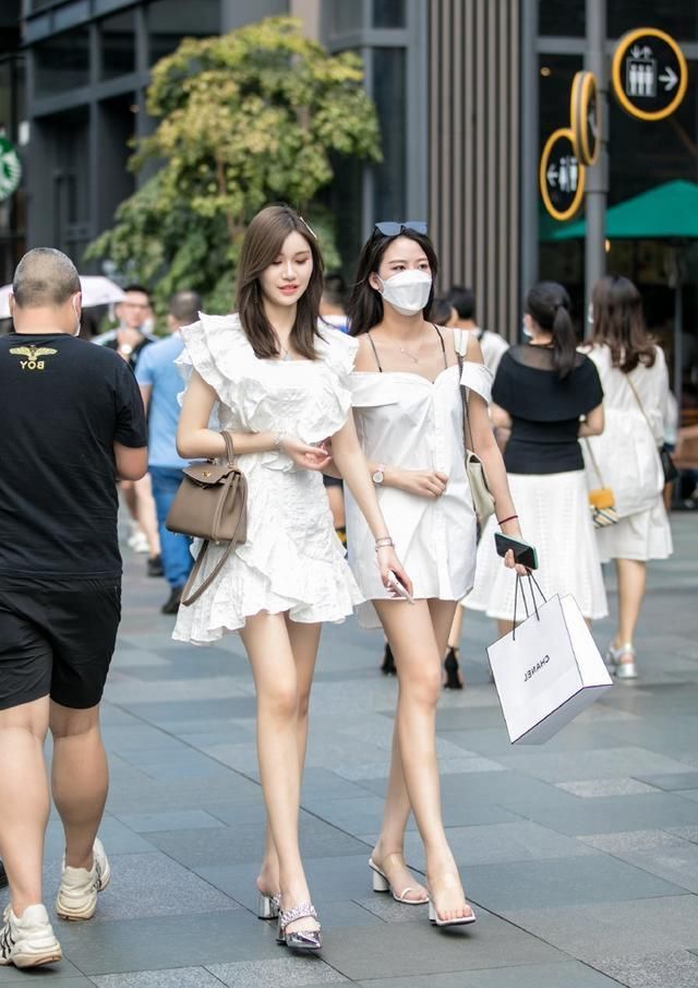 连衣裙|街拍：长款过膝连衣裙，清新甜美十足