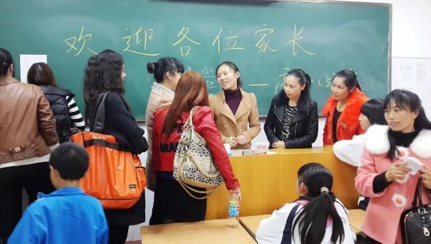 穿衣|90后辣妈给儿子开家长会,却因穿着惹争议,孩子尴尬抬不起头