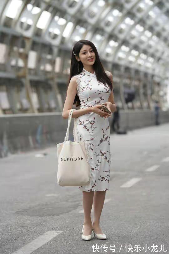 旗袍 美女身穿中国传统旗袍,搭配一双白色的平底鞋,看上去时尚又可爱