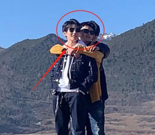 王俊凯新综艺路透曝光，与刘昊然董子健河边土嗨，这是放飞自我的节奏？