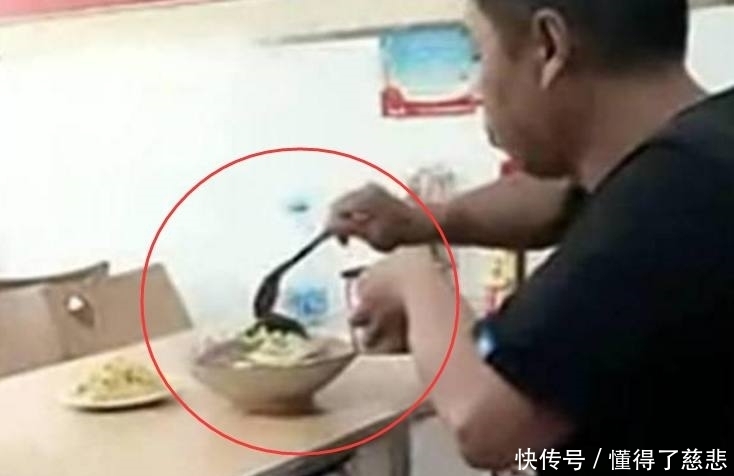 面条|男子花8块钱吃一碗面,吃面时一个动作老板傻眼了!