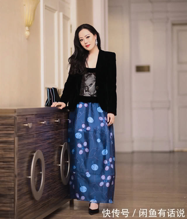 半身裙 章小蕙看秀挺高调,穿西装配半裙手上戴两钻戒,一看就是上流贵妇