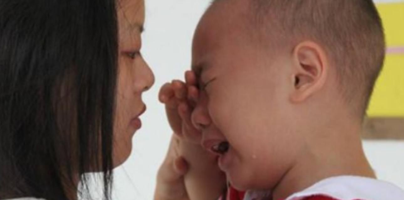 女儿小区撒泼躺地，宝爸淡定看手机，对峙2小时，网友：都是狠人