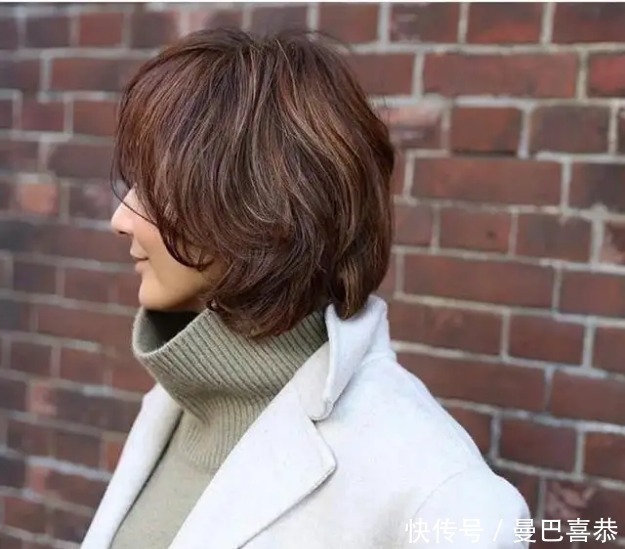女人|55岁左右的女人,还在留长直发吗,建议烫这几种发型,优雅好看