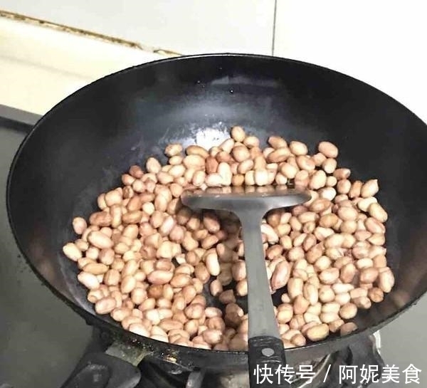 花生米|炸花生米,直接下锅炸就错了,少了这一步,花生米不酥脆,还返潮