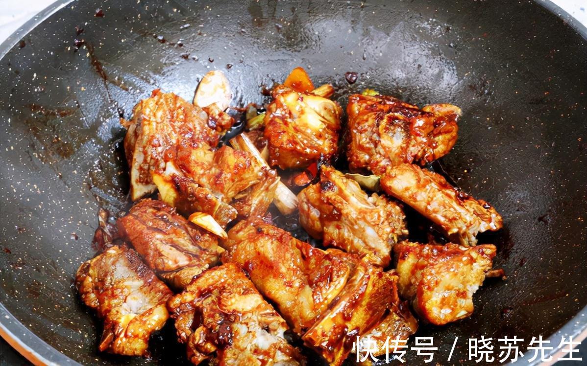 早上来一碗鲜美的排骨面,管饱又解馋,赶快来一份