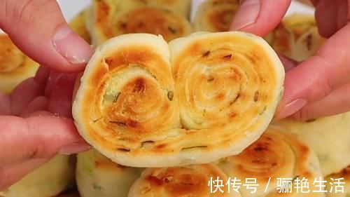 面团|面粉不要蒸馒头了,加一把小葱进去,一次做18个,家人都爱吃