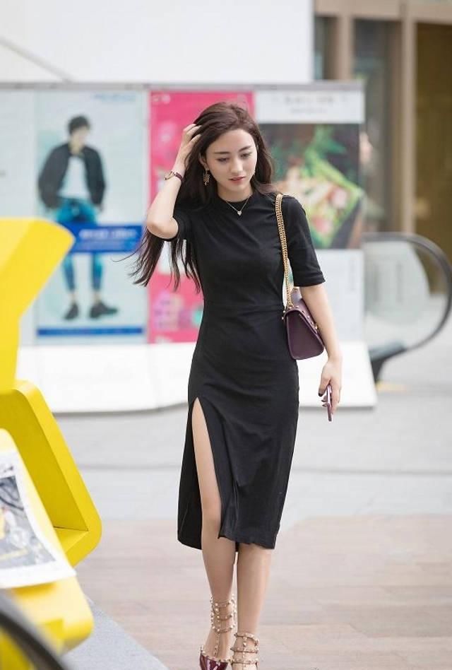 路人街拍，小姐姐搭配精致大方的短裙，简单又减龄