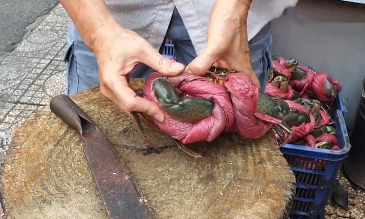 便宜|老爷爷沿街卖“红绳蟹”,15元一只,都怕被坑,切开后却尬住了