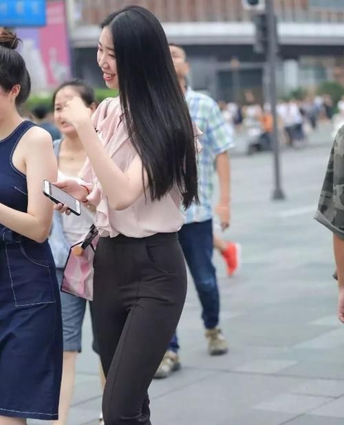 极品女神清新自然，时尚服装展示了她100分的美