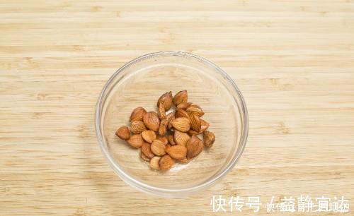 枸杞|杏仁燕麦粥浓香顺滑，充满了杏仁香气让人沉醉，喝上一口很满足