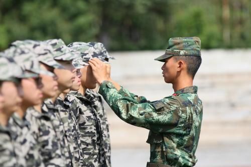 为啥军训时教官总盯着女生看，得知原因后，学妹：原来我想多了