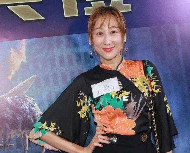 洗头|她五年内剖腹产4次,还学外国人不坐月子,如今现状怎样了