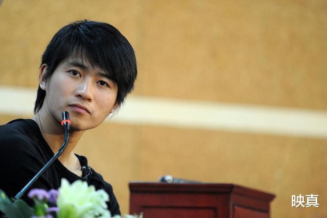 小说|高二辍学，靠写小说登上福布斯作家榜，38岁的韩寒活得令人羡慕