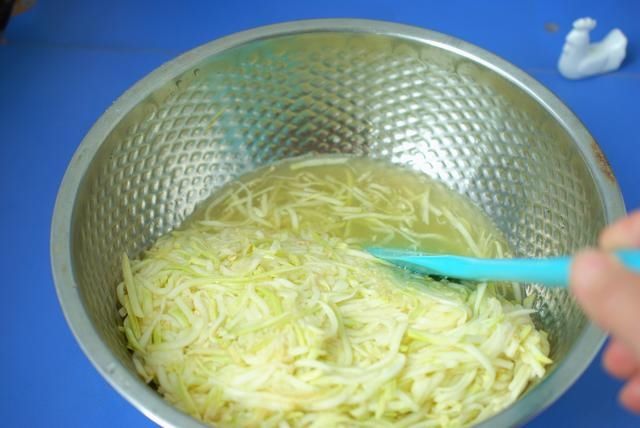 都说我家的饺子素馅儿比肉馅香,没别的,我调素馅只放3种调料