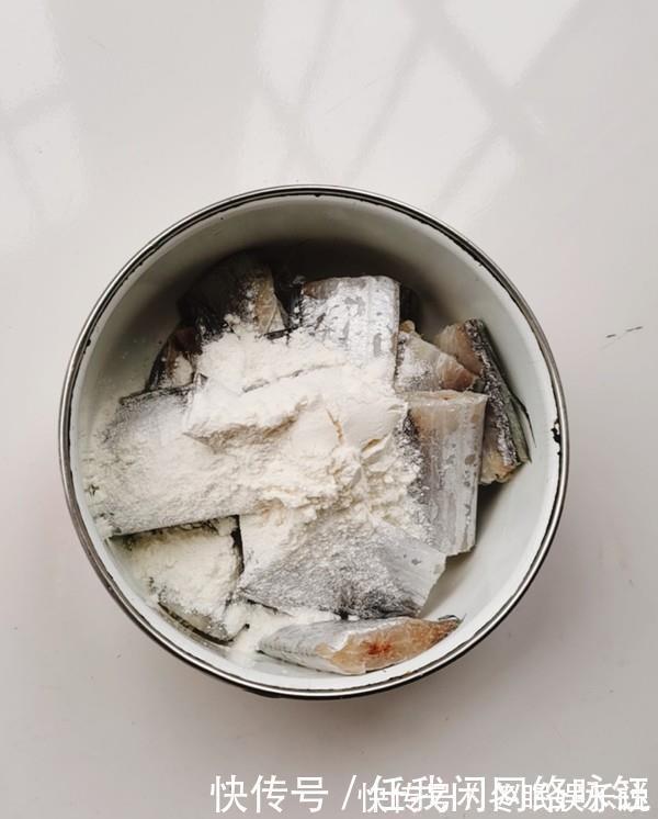 鱼肉|无论解冻什么鱼，不要直接用水泡，教你1方法，吃着跟活鱼一样鲜！