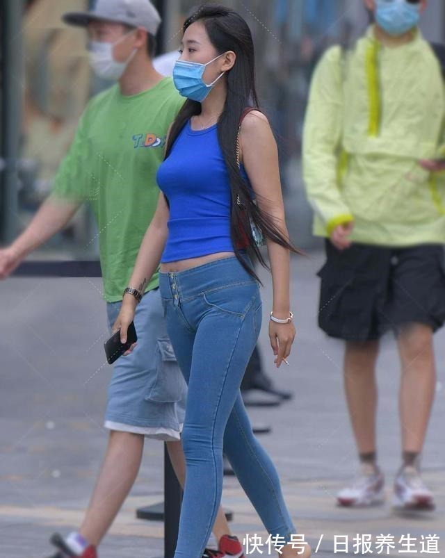上身 黑色条纹紧身上衣搭配黑色紧身打底裤，整体运动范，气质青春活泼！