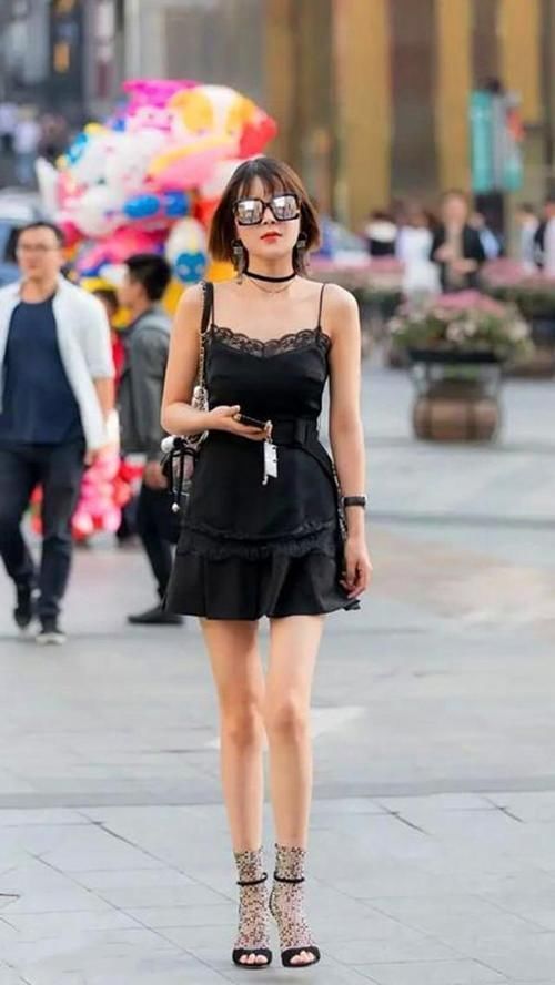 路人街拍，小姐姐穿背带裙很显小清新的感觉，满满的美少女气息