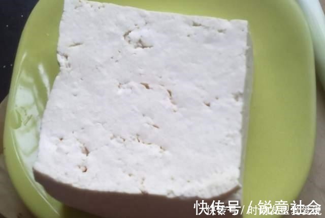 煎豆腐时,只放油煎就错了,牢记3个窍门,豆腐不粘锅还不易碎