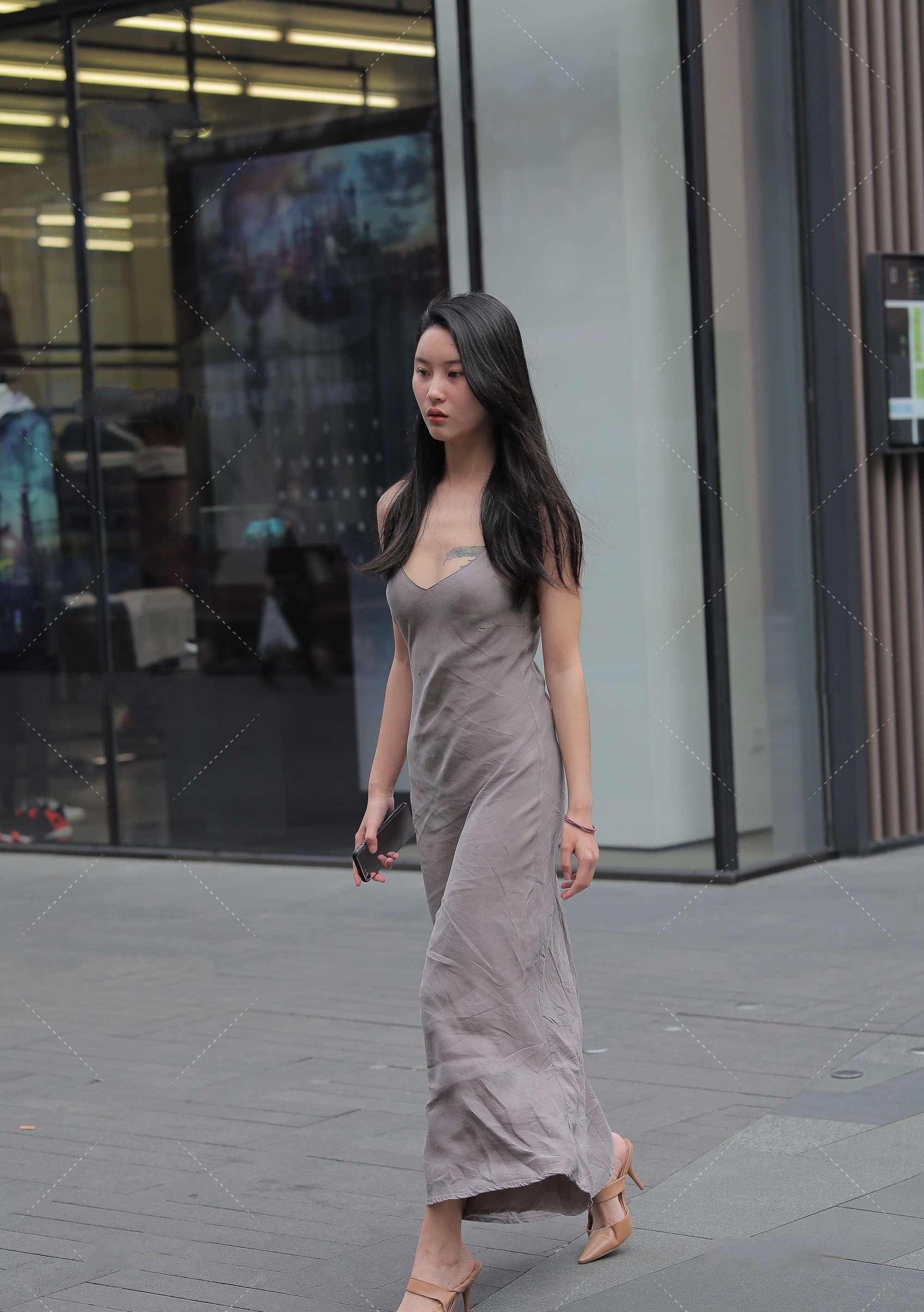 凸显|灰色修身裙，成熟有魅力，女人味十足