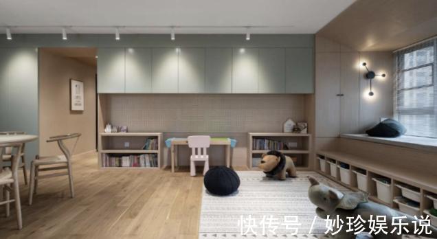 电视机|家里有孩子,客厅别买沙发了,电视机也别要,学她家这样装更实用