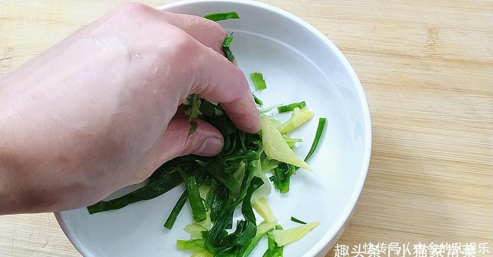 香气扑鼻|用板栗和鸡肉这种做法很简单,上锅一蒸,香气扑鼻,一大盘不够