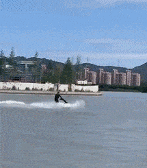 |搞笑GIF:盘了三年的老馒头,看看这硬度还可以吧!