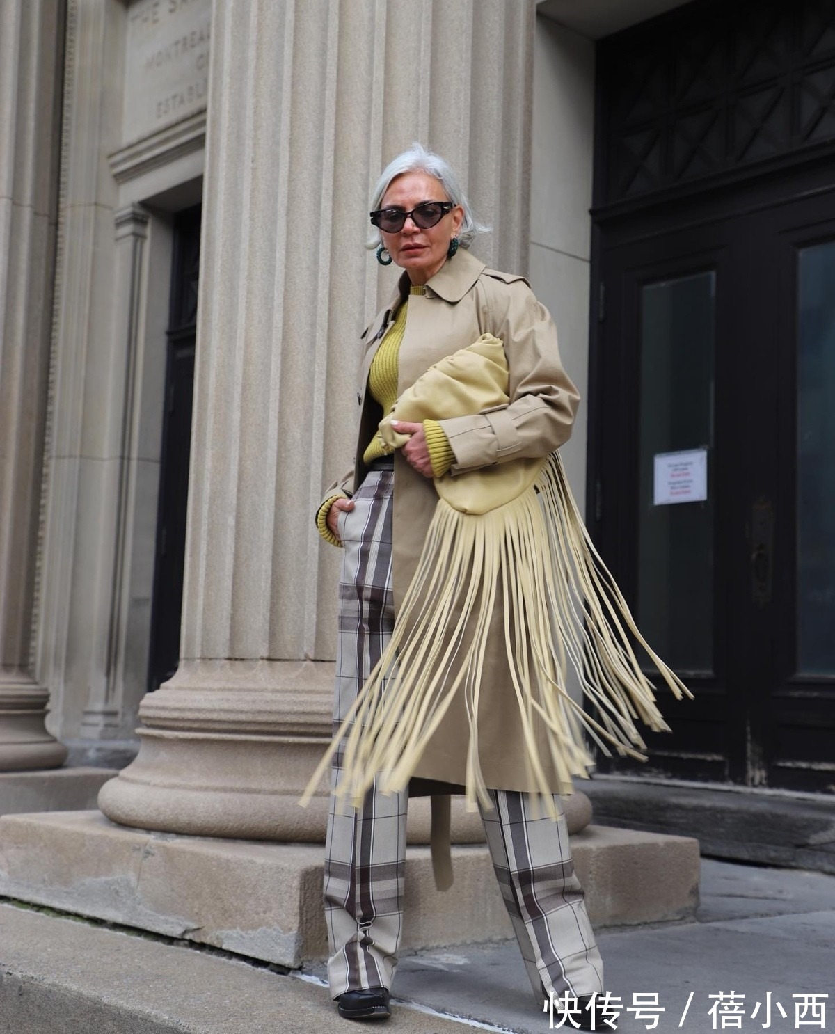 条纹|50、60岁女性穿衣要跳脱年龄界限,来学白发老奶奶穿搭,惊艳时光