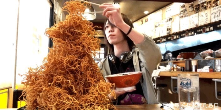 小哥还|大胃王挑战50斤“炸面条”,粉丝担心他扎嘴,看清碗底却露馅了