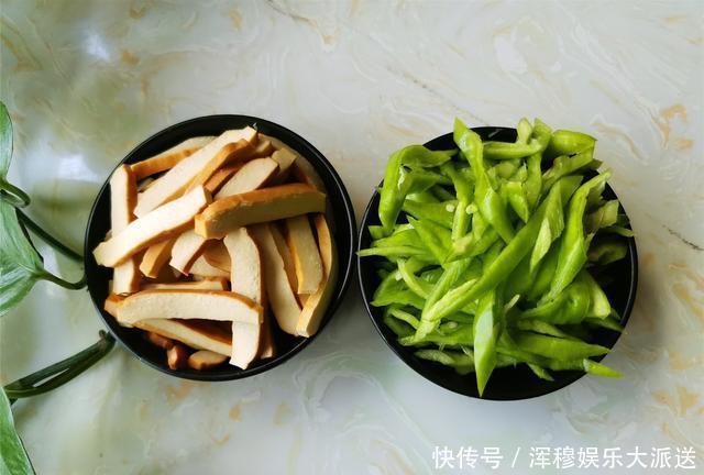 家常|夏季时令快手小炒,包菜新炒法,简单又好吃,家常做法开胃下饭