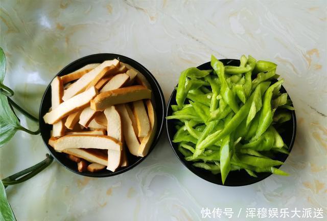  家常|夏季时令快手小炒，包菜新炒法，简单又好吃，家常做法开胃下饭