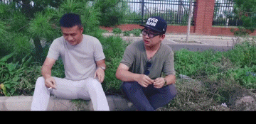 |搞笑GIF:小哥厉害了啊,你这是在给别人理发呢,还是在做饭呢