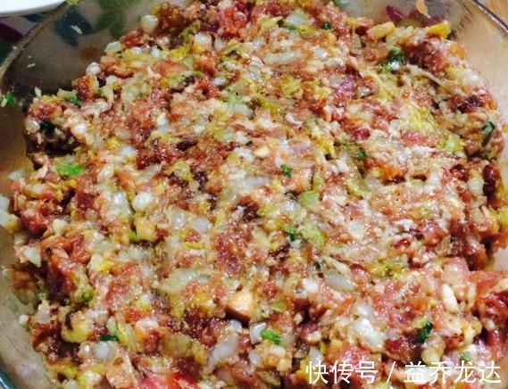 搅拌均匀|拌饺子馅时,放什么“油”更香?大厨教你一招,不管啥馅料都好吃