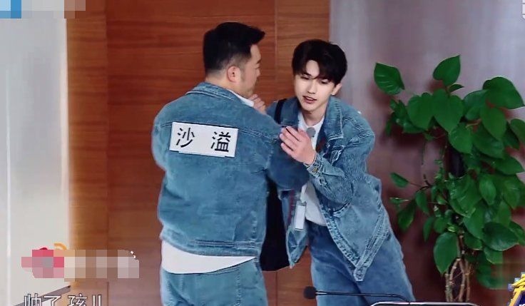 蔡徐坤出場李晨夸他瘦了，沙溢夸他帥了，但baby的贊揚(yáng)他最愛聽