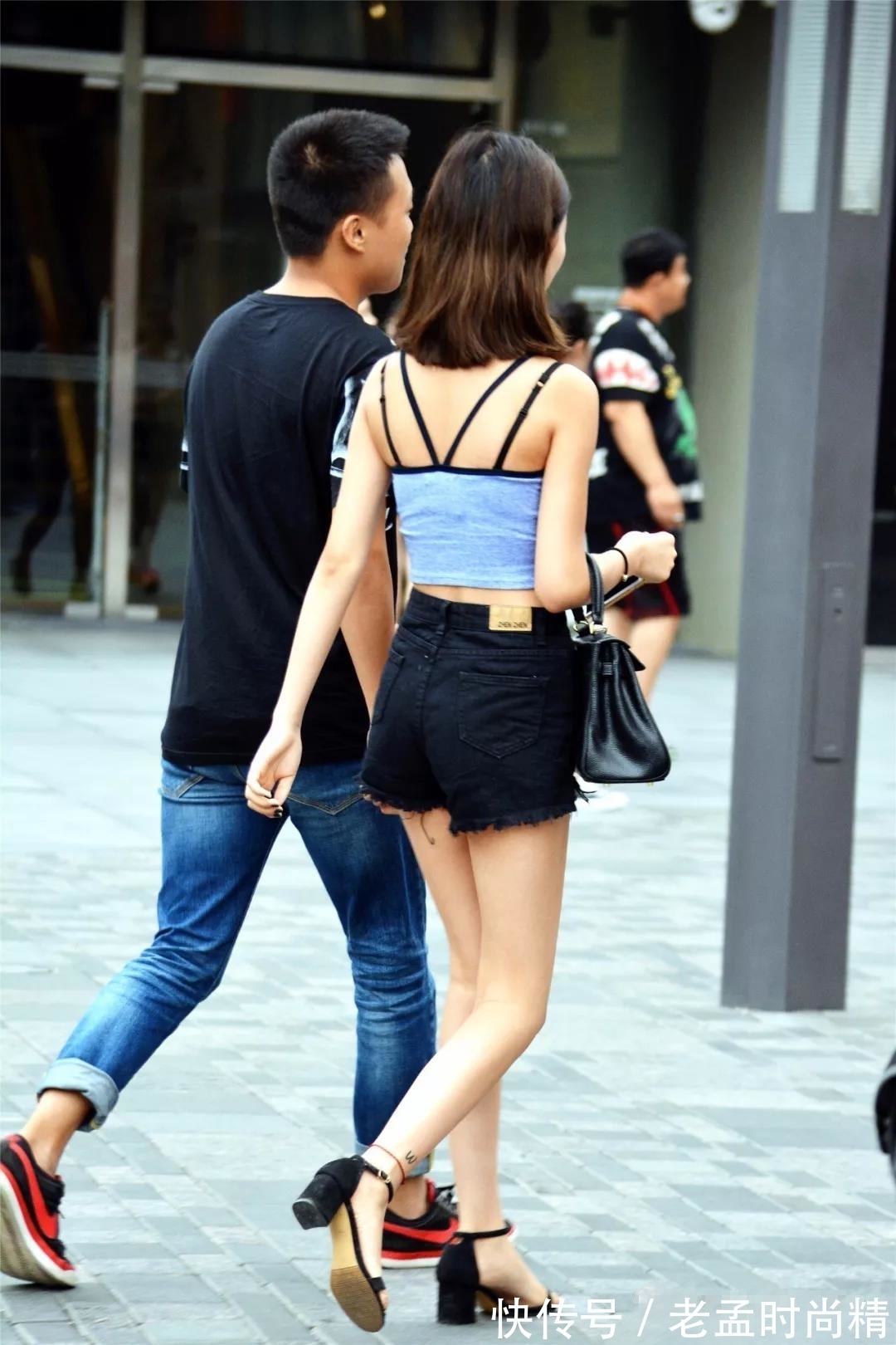 路人 街拍路人,时尚任性的小女人穿搭参考,让你显得年轻又有活力