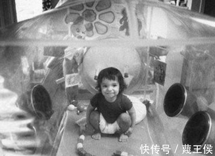 手术|12岁才走出隔离罩的“泡泡男孩”,在死亡前第一次触摸到了妈妈