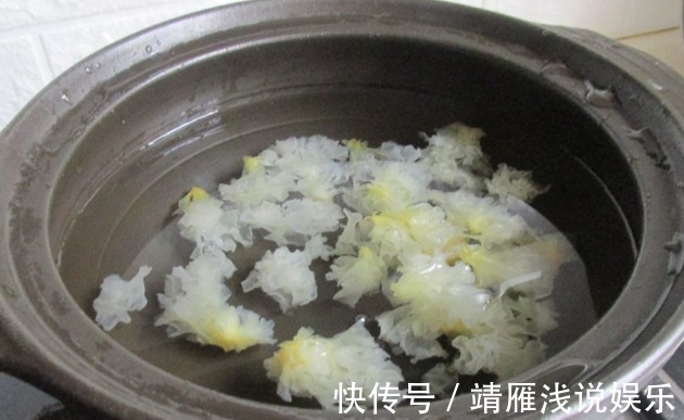 潮湿感|煮银耳，记得下锅前“多做两步”，银耳汤胶质多，黏稠好喝