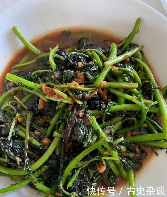 吃饺子|岳云鹏晒午餐，一桌子下酒菜和饺子，获7万多赞，网友真接地气