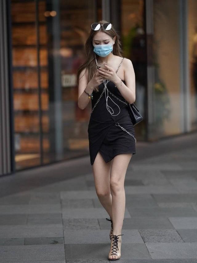 布满浪漫情调的吊带裙，轻松“秀身材”，展现玲珑好身材！