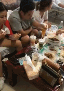 |搞笑GIF:我都不敢这么p,她却敢这么长!