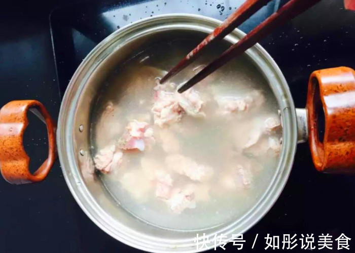 “炖羊肉”别只会加姜片,多加这一味,不腥不腻,吃起来特别香!