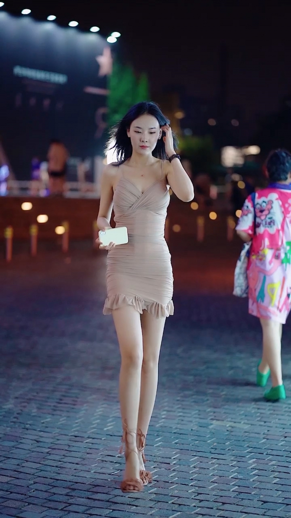 街拍,美女穿浅粉色的方领泡泡袖上衣,显得又飒又美