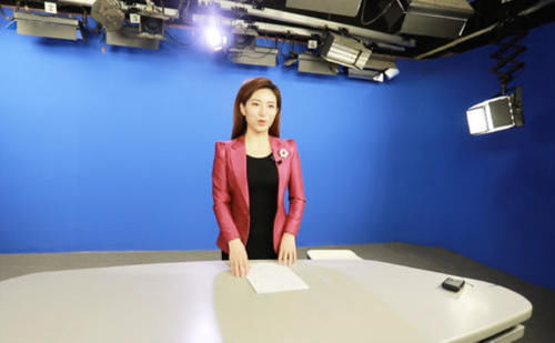 新闻直播结束，为啥要放主持人收稿子的画面原因曝光太过高明